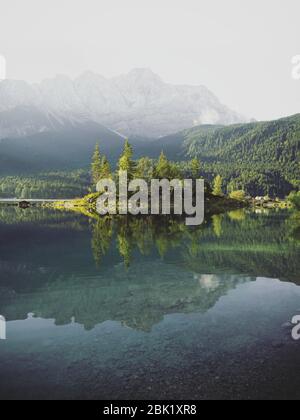 Insel am Eibsee vor der Zugspitze in Bayern, Deutschland Stockfoto