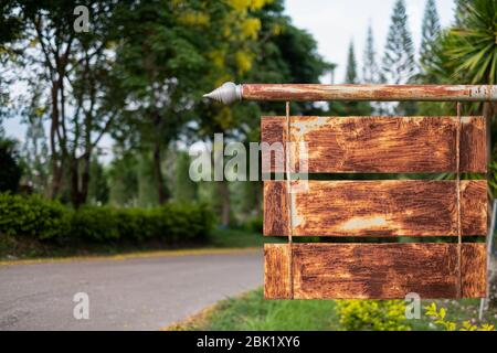 Alte Metallplatte blank Schild auf der Straße verschwommen Hintergrund Stockfoto
