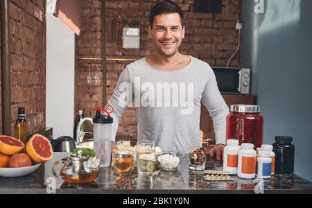 Zufrieden mittleren Alters männlich posiert für die Kamera Stockfoto