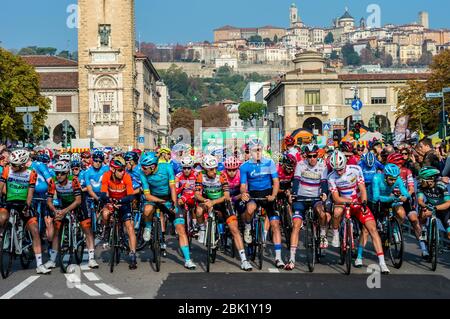 Bergamo-Como, Italien. 12. Okt 2019. bergamo-como, Italien, 12. Okt 2019, Peloton wartet auf den Start von ''Il Lombardia'' - Bergamo während - - Quelle: LM/Antonino Caldarella Quelle: Antonino Caldarella/LPS/ZUMA Wire/Alamy Live News Stockfoto