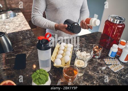 Sportler mit Sportnahrung am Tisch Stockfoto