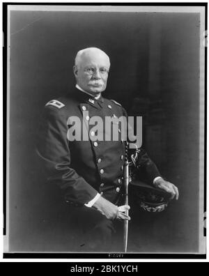 Hugh Lee Scott, drei viertel länge Porträt, im Stuhl sitzt, nach vorne, in Uniform Stockfoto