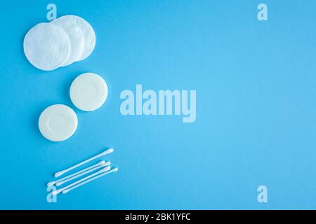 Zusammensetzung von Seife, Wattestäbchen und Wattestäbchen Draufsicht. Selbsthygiene gegen Bakterien und Viren. Einhaltung von Hygiene und Sterilität zu bekämpfen Stockfoto