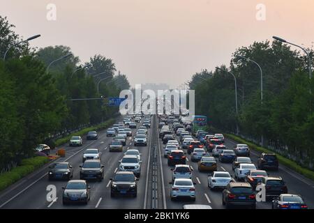 Peking, China. April 2020. Fahrzeuge fahren auf der zweiten Ringstraße in Peking, der Hauptstadt Chinas, am 30. April 2020. Kredit: Chen Zhonghao/Xinhua/Alamy Live News Stockfoto