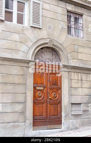 Juli 2019. Bergamo, Italien. Braune hölzerne alte Tür im Zentrum von Bergamo, Italien. Stockfoto