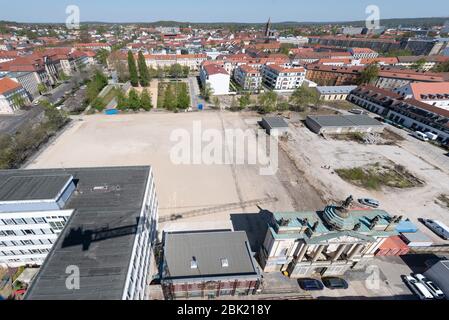 23. April 2020, Brandenburg, Potsdam: Hinter einem Ebenen Sandbereich befindet sich die Portalfassade des Langstalls. Links sehen Sie das Gebäude des ehemaligen Datenverarbeitungszentrums (DVZ) des Potsdamer Stadtteils und heute das Kunst- und Kreativhaus-Rechenzentrum der Stiftung Sozialpädagogisches Institut Berlin (SPI). In der Mitte befindet sich die Kapelle der Garnisonskirche Potsdam. Der lange Stall ist eine der Sehenswürdigkeiten der Stadt. Das Gebäude wurde unter Friedrich Wilhelm I. als Reit- und Paradehaus errichtet. Das Fachwerkgebäude brannte bei einem Luftangriff im April 1945 ab. Das Portal ist erhalten geblieben Stockfoto