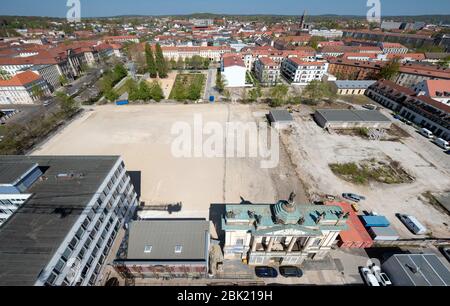 23. April 2020, Brandenburg, Potsdam: Hinter einem Ebenen Sandbereich befindet sich die Portalfassade des Langstalls. Links sehen Sie das Gebäude des ehemaligen Datenverarbeitungszentrums (DVZ) des Potsdamer Stadtteils und heute das Kunst- und Kreativhaus-Rechenzentrum der Stiftung Sozialpädagogisches Institut Berlin (SPI). In der Mitte befindet sich die Kapelle der Garnisonskirche Potsdam. Der lange Stall ist eine der Sehenswürdigkeiten der Stadt. Das Gebäude wurde unter Friedrich Wilhelm I. als Reit- und Paradehaus errichtet. Das Fachwerkgebäude brannte bei einem Luftangriff im April 1945 ab. Das Portal ist erhalten geblieben Stockfoto