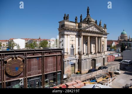 Potsdam, Deutschland. April 2020. Hinter dem Sockel der Garnisonskirche befindet sich die Portalfassade des langen Stalls. façade Rechts sehen Sie die Kirche St. Nikolai. Der lange Stall ist eine der Sehenswürdigkeiten der Stadt. Das Gebäude wurde unter Friedrich Wilhelm I. als Reit- und Paradehaus errichtet. Das Fachwerkgebäude brannte im April 1945 bei einem Luftangriff ab. Das Portal ist erhalten und steht unter Denkmalschutz. Links ist die Kapelle der Nagelkreuzpfarrei Garnisonskirche Potsdam. Quelle: Soeren stache/dpa-Zentralbild/ZB/dpa/Alamy Live News Stockfoto