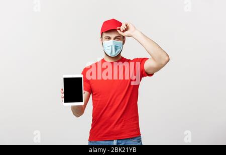 Online-Shopping, -Lieferung, Technologie und Lifestyle-Konzept - lächelnder Liefermann präsentiert Tablet in der Hand, was zeigt. Isoliert Stockfoto
