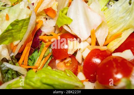 Gemüsesalat Tomaten, Zwiebeln, Salat, Karotten und Rüben in Scheiben geschnitten. Nahaufnahme. Gesunde Ernährung und Fitness-Diät Stockfoto