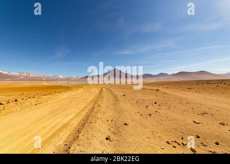 Atemberaubende Panorama-Aussicht auf die Siloli-Wüste. Wunderschöne Landschaft der spektakulären bolivianischen Anden und der Altiplano entlang der malerischen Straße zwischen der Grenze Stockfoto