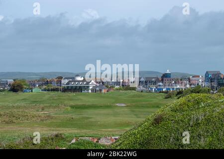 Blick von den Sanddünen auf dem Fairway des ersten Lochs in Richtung des Littlehampton Golf Clubhouse während der Sperrung in England. Stockfoto