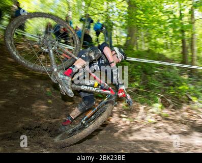 Enduro-Weltmeisterschaften, Peebles. Der französische Elite-Fahrer Francois Bailly-Maitre stürzt während der Enduro World Series auf der letzten Etappe in Peebles ab. Stockfoto