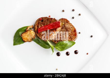 Gegrillte Beaf Medaillons auf einem weißen Teller in einem Restaurant serviert Stockfoto