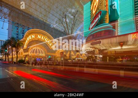 Golden Nugget Casino und Neonlichter auf der Fremont Street Experience in der Dämmerung, Downtown, Las Vegas, Nevada, USA, Nordamerika Stockfoto