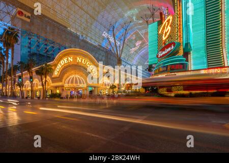 Golden Nugget Casino und Neonlichter auf der Fremont Street Experience in der Dämmerung, Downtown, Las Vegas, Nevada, USA, Nordamerika Stockfoto