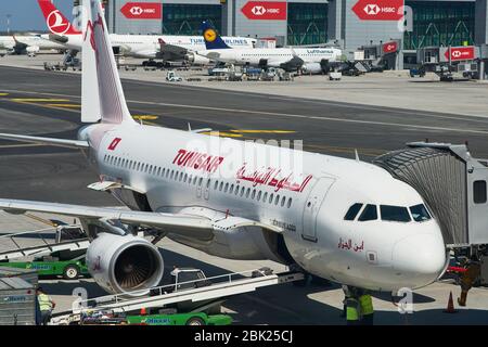 Istanbul / Türkei - 14. September 2019: Flughafenarbeiter verladen die Gepäcktaschen in einen Tunisair Airbus A320 am neuen Flughafen Istanbul, Istanbul hav Stockfoto