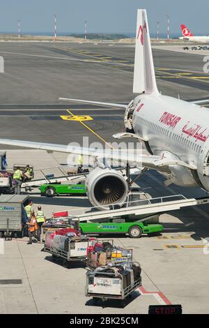 Istanbul / Türkei - 14. September 2019: Flughafenarbeiter verladen die Gepäcktaschen in einen Tunisair Airbus A320 am neuen Flughafen Istanbul, Istanbul hav Stockfoto