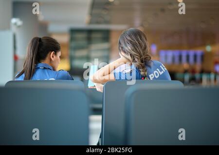 Istanbul / Türkei - 14. September 2019: Zwei türkische Polizeibeamte plaudern auf dem neuen Flughafen Istanbul. Sicherheitsbeauftragte am Flughafen. Stockfoto