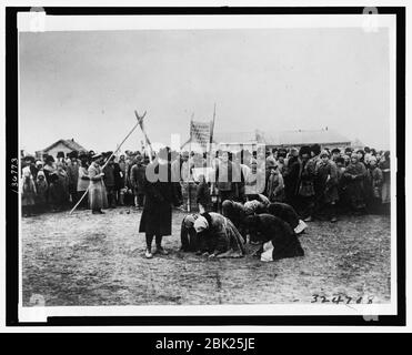 Hungrige russische Frauen Knien vor American Relief Administration Beamten Stockfoto