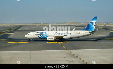 Istanbul / Türkei - 14. September 2019: Egyptair Boeing 737-800 am neuen Flughafen Istanbul, Istanbul Havalimani in der Türkei Stockfoto