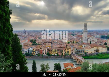 Luftaufnahme von Verona mit der römischen Brücke und der Etsch Stockfoto
