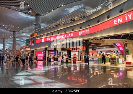 Istanbul / Türkei - 14. September 2019: Duty Free Shops im internationalen Abflugterminal des Flughafens Istanbul, Istanbul Havalimani, Türkei Stockfoto