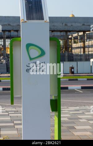 'RAS al Khaimah, RAK/Vereinigte Arabische Emirate - 01/04/2020: RAS al Khaimah Corniche Etisalat Telefonzelle auf der Straße in der Sonne mit Solarpanel-Porträt Stockfoto