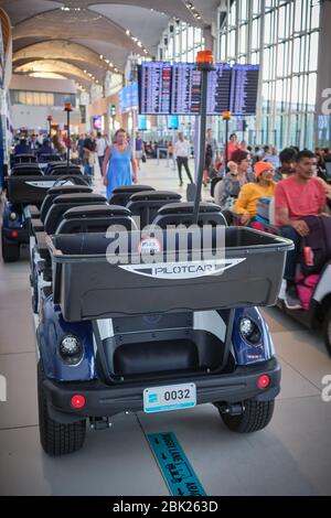 Istanbul / Türkei - 14. September 2019: Istanbul Flughafen IGA Buggy Service Elektrofahrzeug (Mini Golf Vehicle), Teil der exklusiven IGA PASS-Services Stockfoto