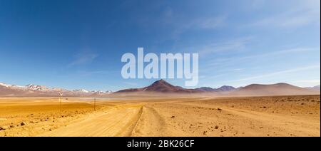 Atemberaubende Panorama-Aussicht auf die Siloli-Wüste. Wunderschöne Landschaft der spektakulären bolivianischen Anden und der Altiplano entlang der malerischen Straße zwischen der Grenze Stockfoto