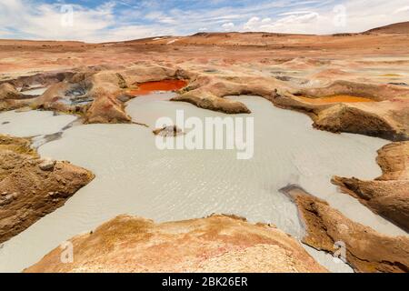 Schöne Landschaft der vulkanischen Aktivität von Geysiren und Fumarolen bei Sol de Manana, in der Wüste des südlichen Bolivien. Stockfoto