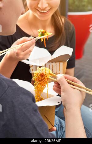 Gesundes Mittagessen Menü, Restaurant Gericht Lieferung. Container mit Essen zum Mitnehmen, in Öko-Boxen. Copy space Stockfoto