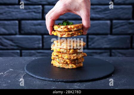 Eine Frau legte Maispfannkuchen zu einem Stapel Pfannkuchen, horizontale Ansicht von oben, Nahaufnahme Stockfoto
