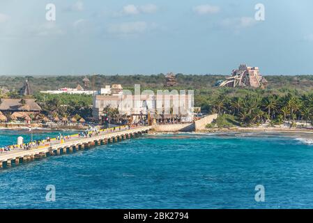 Costa Maya, Mexiko - 25. April 2019: Tropisches Resort mit Pier am Kreuzfahrthafen von Costa Maya. Die Touristenregion ist ein beliebter karibischer Kreuzfahrtziel Stockfoto