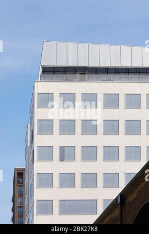 Außenfassade. Aga Khan Centre Kings Cross, London, Großbritannien. Architekt: Maki and Associates, 2018. Stockfoto