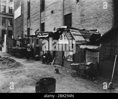 Hütten und Arbeitslose in West Houston und Mercer St von Berenice Abbott in Manhattan im Jahr 1935. Stockfoto