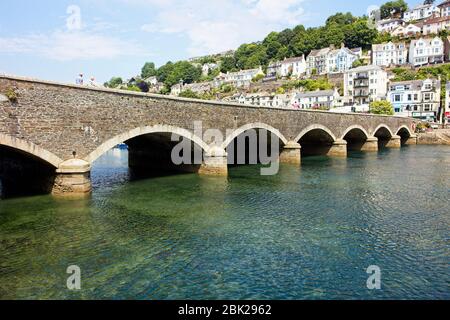 Die Brücke, die East Looe mit West Looe verbindet, über die Gezeitenmündung, Cornwall, England, Großbritannien. Stockfoto