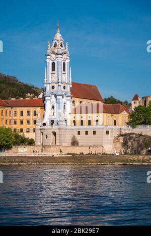 Kirchturm der Abtei Dünstein, barocker blau-weißer Turm oder Turm in der Wachau, Österreich Stockfoto