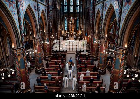 Kevelaer, Deutschland. Mai 2020. Zu Beginn des Gottesdienstes tritt der Limburger Bischof Georg Bätzing (M), Vorsitzender der Deutschen Bischofskonferenz, in die Kirche ein. Ab heute dürfen in Nordrhein-Westfalen wieder Gottesdienste unter strengen Auflagen stattfinden; der Gottesdienst in Kevelaer ist der erste öffentliche Gottesdienst im Land nach einer siebenwöchigen Corona-Pause. Bätzing spricht bei der Eröffnung der jährlichen Wallfahrt in Kevelaer. Quelle: Fabian Strauch/dpa/Alamy Live News Stockfoto