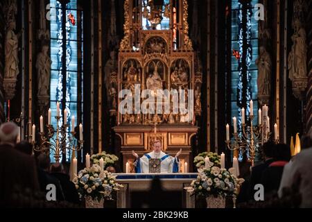 Kevelaer, Deutschland. Mai 2020. Während des Gottesdienst predigt der Limburger Bischof Georg Bätzing (M), Vorsitzender der Deutschen Bischofskonferenz. Ab heute können in Nordrhein-Westfalen wieder Gottesdienste unter strengen Auflagen stattfinden; der Gottesdienst in Kevelaer ist der erste öffentliche Gottesdienst im Land nach einer siebenwöchigen Koronapause. Bätzing spricht bei der Eröffnung der jährlichen Wallfahrt in Kevelaer. Quelle: Fabian Strauch/dpa/Alamy Live News Stockfoto