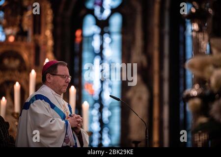 Kevelaer, Deutschland. Mai 2020. Während des Gottesdienst predigt der Limburger Bischof Georg Bätzing, Vorsitzender der Deutschen Bischofskonferenz. Ab heute können in Nordrhein-Westfalen wieder Gottesdienste unter strengen Auflagen stattfinden; der Gottesdienst in Kevelaer ist der erste öffentliche Gottesdienst im Land nach einer siebenwöchigen Koronapause. Bätzing spricht bei der Eröffnung der jährlichen Wallfahrt in Kevelaer. Quelle: Fabian Strauch/dpa/Alamy Live News Stockfoto