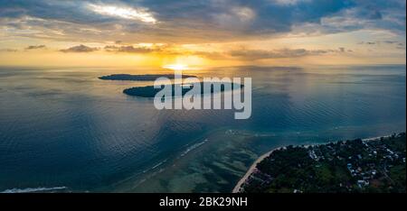 Gili Inseln bei Sonnenuntergang Luftaufnahme von Gili Air Indonesien Stockfoto