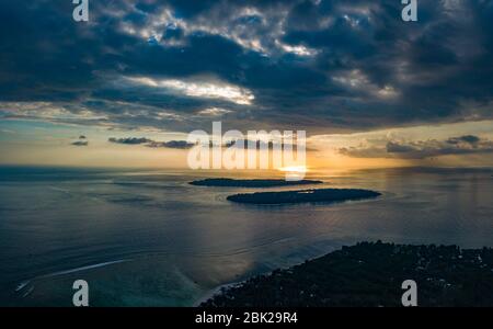 Gili Inseln bei Sonnenuntergang Luftaufnahme von Gili Air Indonesien Stockfoto