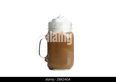 Eiskaffee mit gegossenen Sahne isoliert auf weißem Hintergrund Stockfoto
