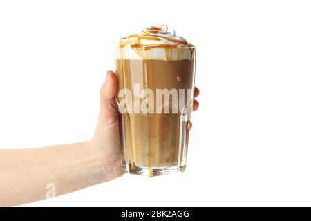 Weibliche Hand hält Eiskaffee mit gegossenen Creme isoliert auf weißem Hintergrund Stockfoto