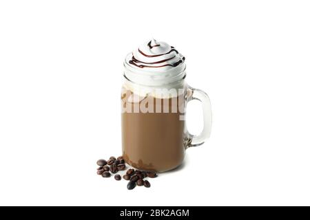 Eiskaffee mit gegossenen Sahne isoliert auf weißem Hintergrund Stockfoto