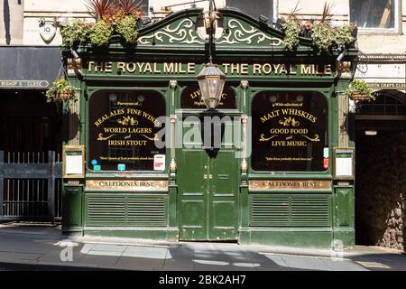 Royal Mile Tavern in der High Street während der Sperrung des Coronavirus geschlossen - Edinburgh Old Town, Schottland, Großbritannien Stockfoto