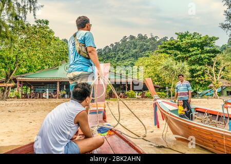 Thai Langschwanz Boot Ankunft am Strand von Koh Ngai Island, Krabi, Thailand Stockfoto