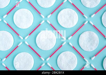 Spa-Konzept. Flacher Lay-Hintergrund mit Wattepads und roten Tupfern. Kosmetik Make-Up Removers Tampons. Hygienische Sanitärartikel auf blauem Hintergrund Top V Stockfoto