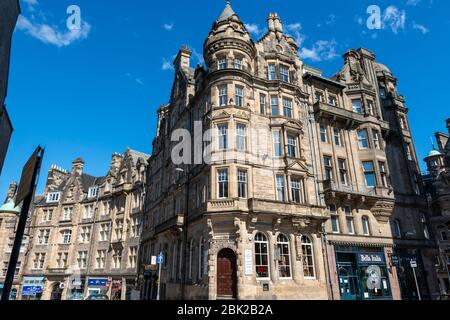 Die Woolen Mill an der Ecke Cockburn Street und High Street in der Altstadt von Edinburgh, Schottland, Großbritannien Stockfoto